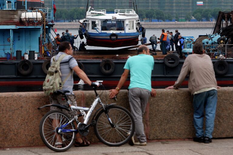 Подъем затонувшего катера типа росси на Неве