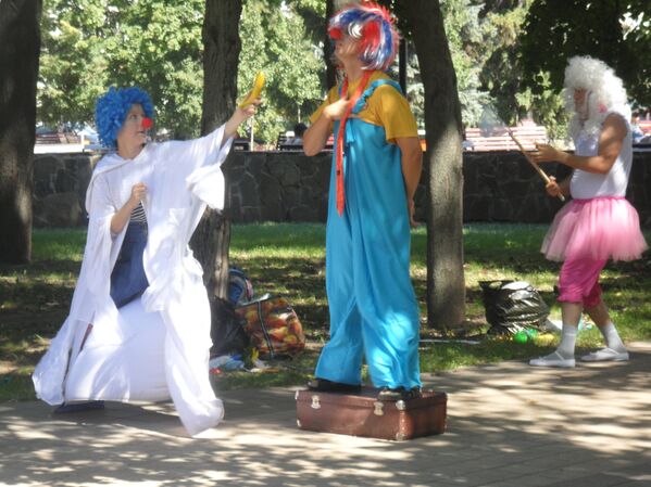 Уличный театр белгородских клоунов представил премьеру своег
