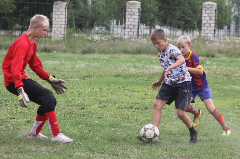 С мячом - победитель в споре бомбардиров в младшей группе, н