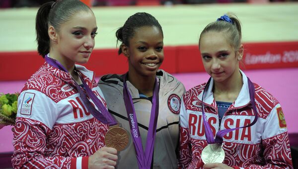 Россиянка Алия Мустафина (бронзовая медаль), американка Габриэль Дуглас (золотая медаль) и россиянка Виктория Комова (серебряная медаль)