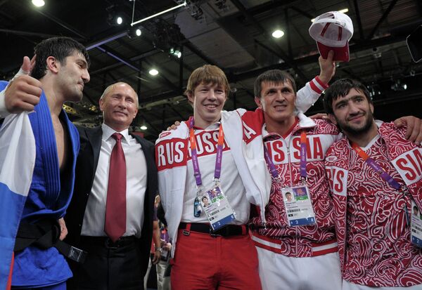 резидент России Владимир Путин с олимпийскими чемпионами и призером по дзюдо