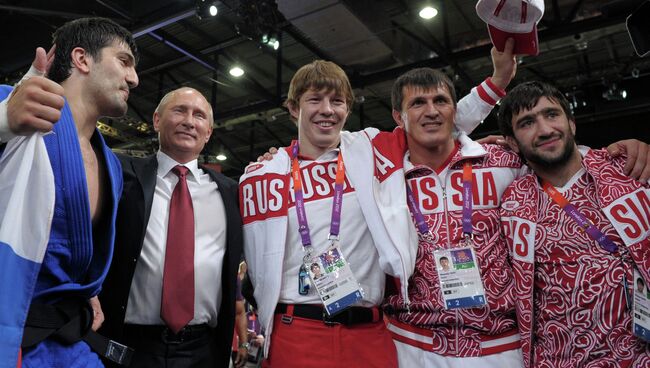 Президент России Владимир Путин с олимпийскими чемпионами и призером по дзюдо