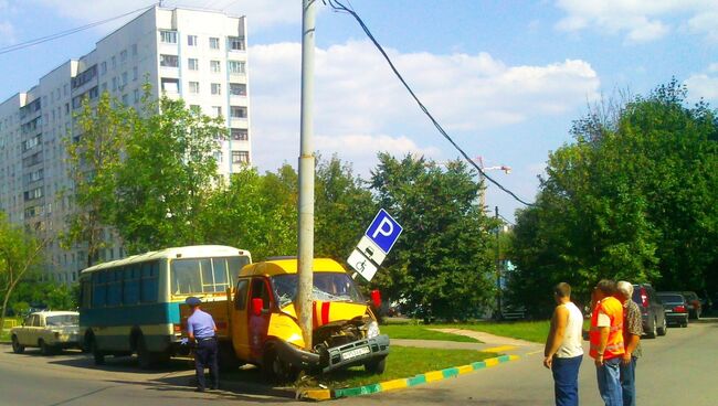 Машина технических служб врезалась в фонарный столб на западе Москвы