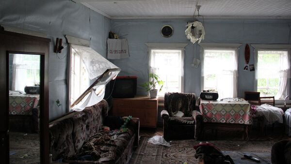 Гостиная в одном из домов поселка Пугачево после взрыва. Архив