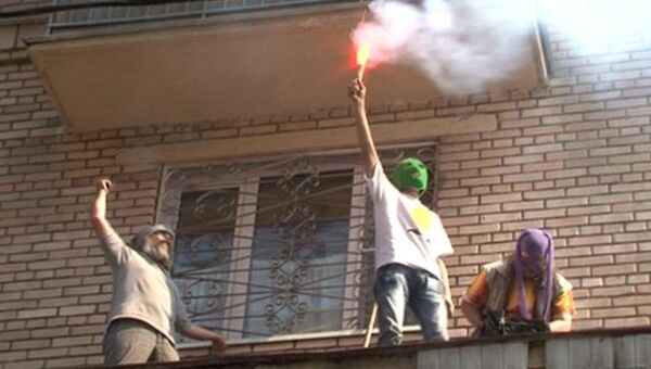 Сторонники Pussy Riot в масках жгли файеры на карнизе дома напротив суда