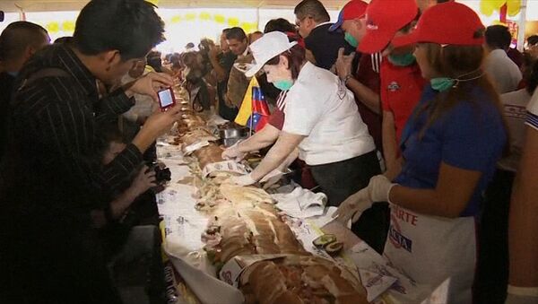 Мексиканцы начинили 700-килограммовый сэндвич мясом, рыбой и овощами