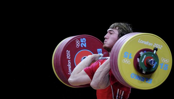 Россиянин Апти Аухадов принимает участие в соревнованиях по тяжелой атлетике. Архивное фото