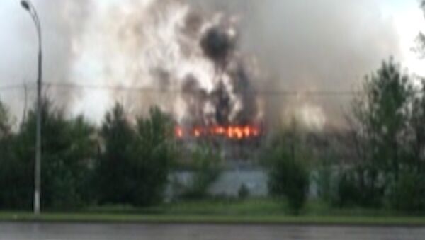 Пожар уничтожил автомобильный ангар на северо-западе Москвы