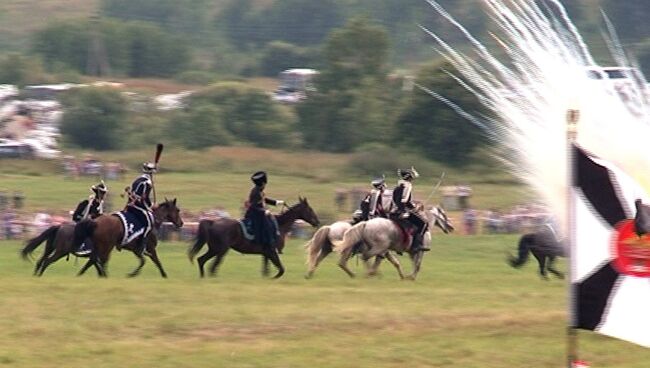 Реконструкторы битвы 1812 года палят из пушек и дерутся на саблях