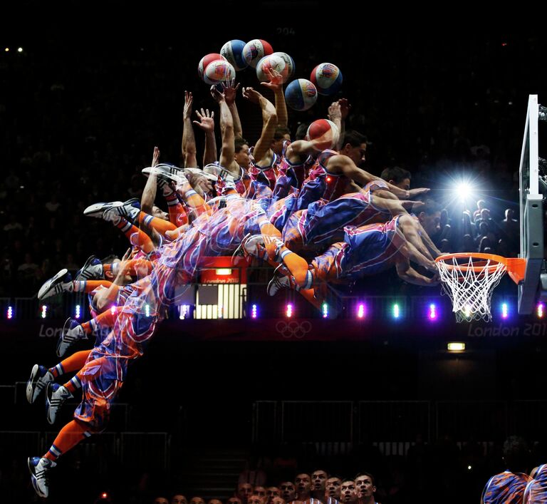 Группа Crazy Dunkers в перерыве матча между баскетбольными сборными Австралии и России