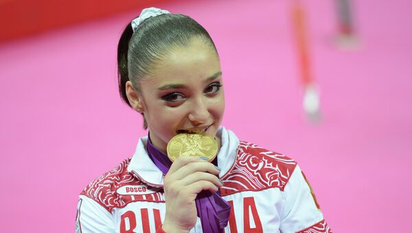 Россиянка Алия Мустафина, занявшая первое место в упражнениях на брусьях