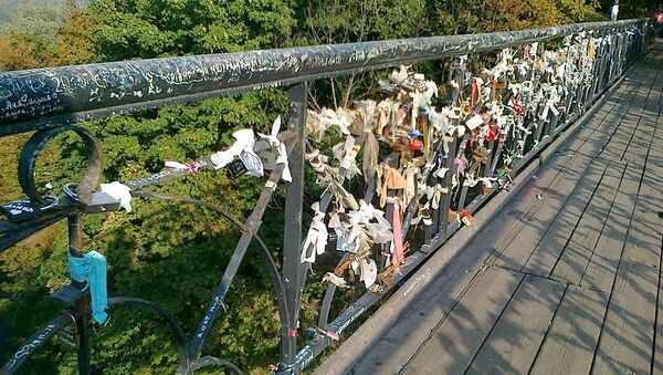 Коммунальщики очистили киевский мост от «замков влюбленных»