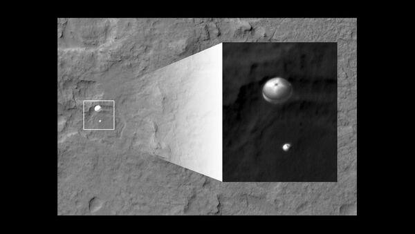 Марсоход Curiosity, снимок зонда MRO
