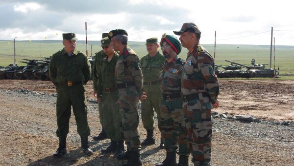 Индийские и российские военные на международных учениях Индра-2012