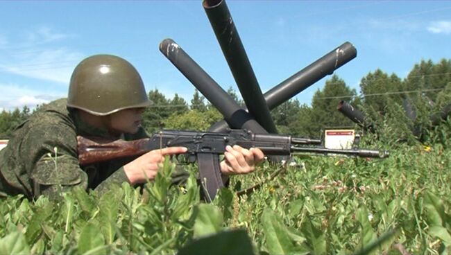 Контрактники кидают кошки, чтобы пройти минное поле на курсах выживания