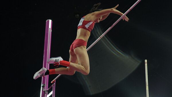 Американка Дженнифер Сур во время финальных соревнований по прыжкам с шестом