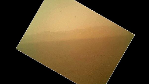 Марсоход передал первый цветной снимок марсианского ландшафта