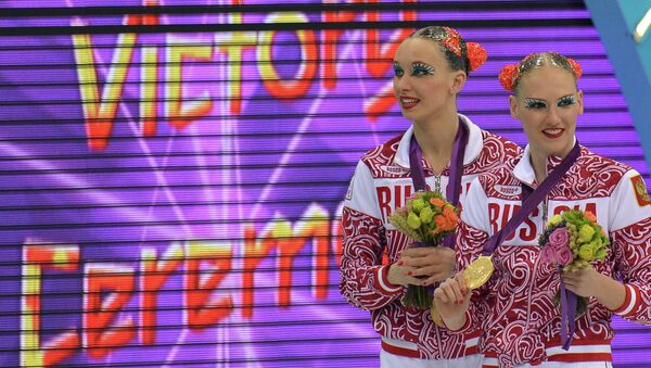 Россиянки Наталья Ищенко и Светлана Ромашина, завоевавшие золотые медали 