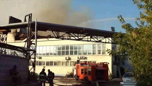 Три пожарных вертолета тушат горящий склад на юго-востоке Москвы