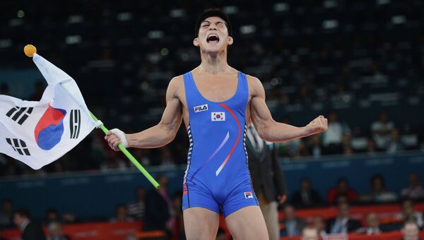 Представитель Южной Кореи Ким Хен У, завоевавший золотую медаль в финальном поединке олимпийского турнира по греко-римской борьбе