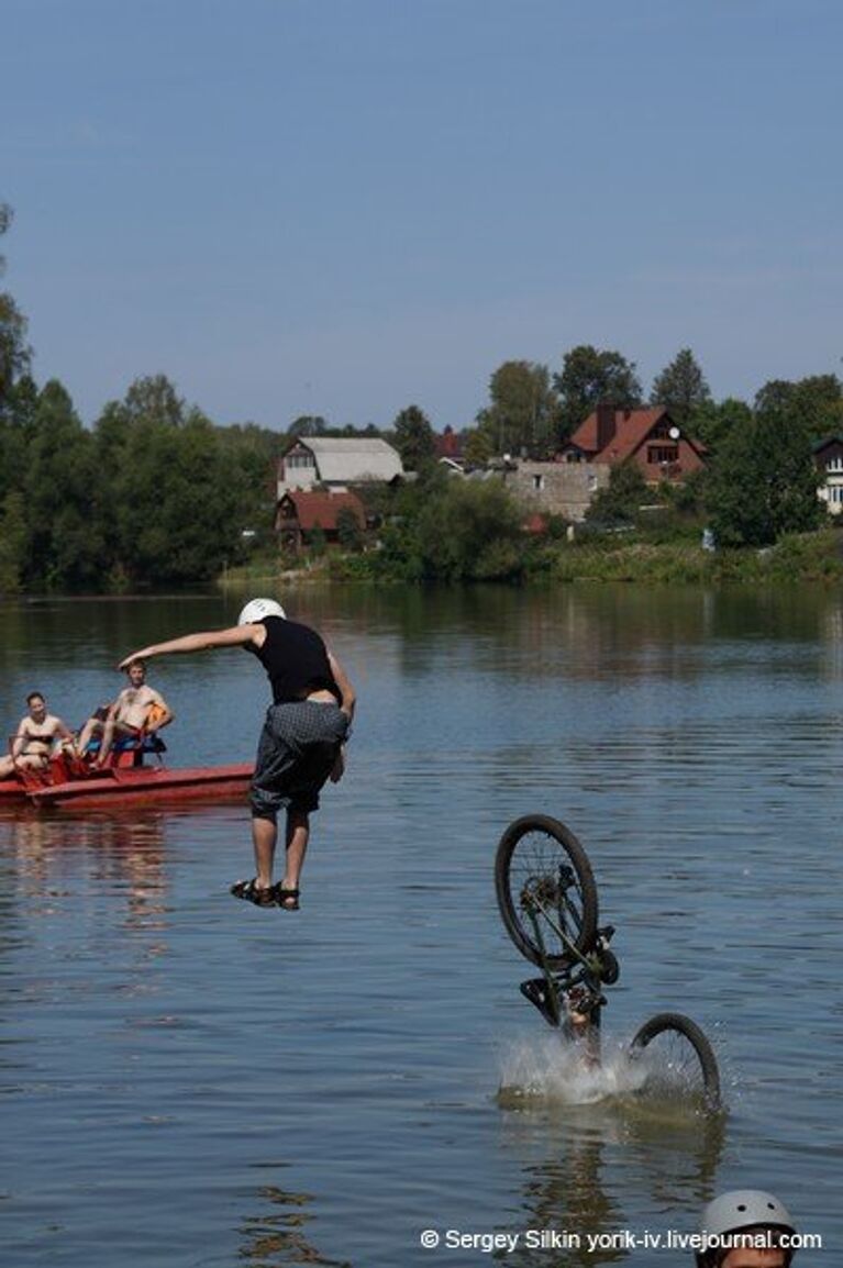 Турнир по прыжкам в воду на велосипеде в Иванове