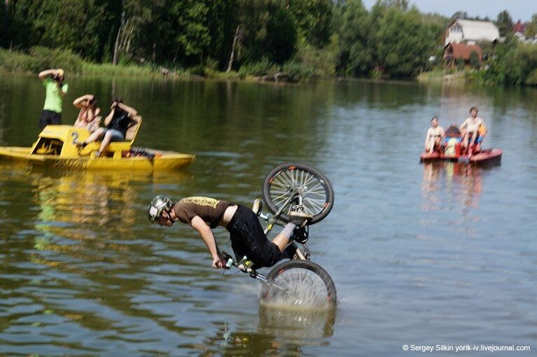 Турнир по прыжкам в воду на велосипеде в Иванове