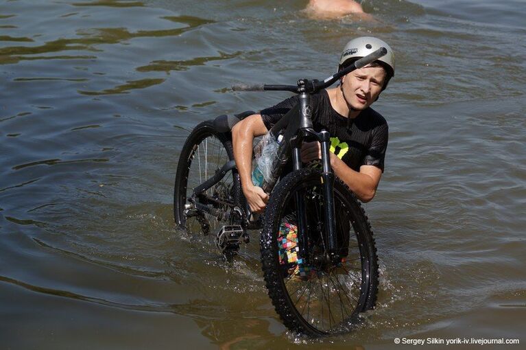 Турнир по прыжкам в воду на велосипеде в Иванове