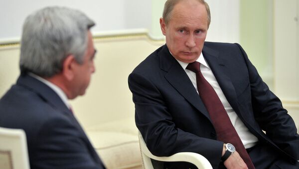 Президент России Владимир Путин (справа) во время встречи с президентом Армении Сержем Саргсяном. Архив