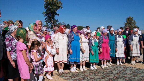 Участницы группы Бурановские бабушки вместе с односельчанами принимают участие в освящении основания храма Святой Троицы