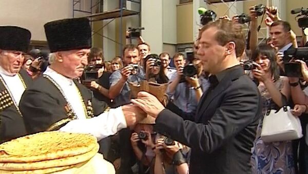 Медведева угостили осетинскими пирогами, пивом и шашлыками в Цхинвале 