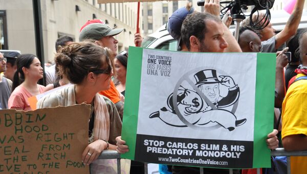 Пикет против Карлоса Слима в Нью-Йорке