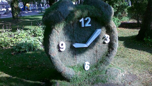 Часы из травы в одном из парков Киева. Архивное фото