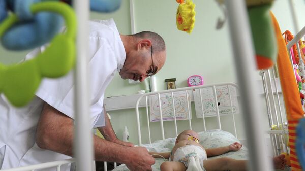Сергей Готье во время осмотра пациента. Архивное фото