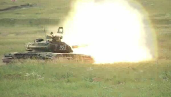 Танки Т-72 бьют по противнику из пушек на учениях Индра-2012