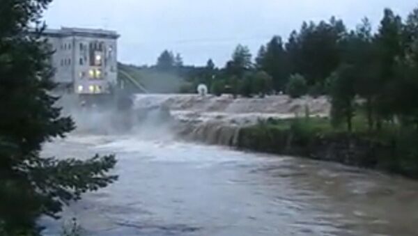 Вода прорвала дамбу и затопила зал ГЭС в Карелии. Съемки очевидца