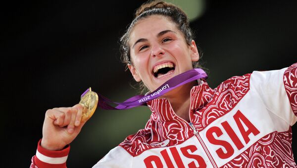 Российская спортсменка Наталья Воробьева, завоевавшая золотую медаль, на церемонии награждения