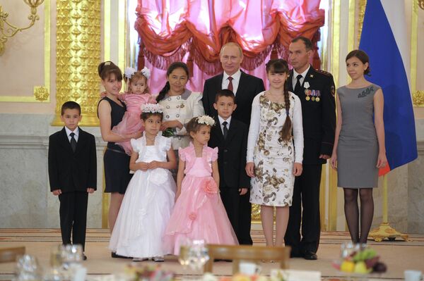 Президент РФ В.Путин вручил в Кремле ордена Родительская слава