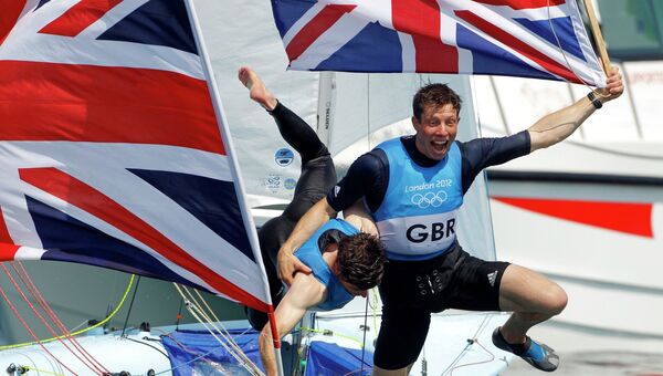 Британские яхтсмены Люк Пэйшнс и Стюарт Бителл, завоевавшие серебрянную медаль на Олимпийских играх