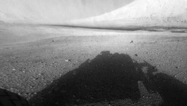 Фотография с марсохода Curiosity, видна гора в центре кратера Гейла