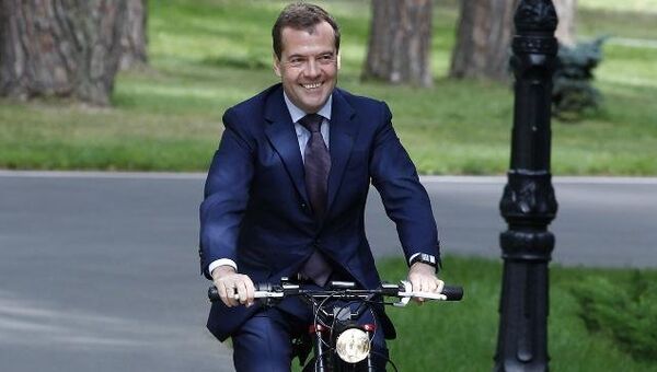 Медведев приехал на встречу с единороссами на велосипеде 