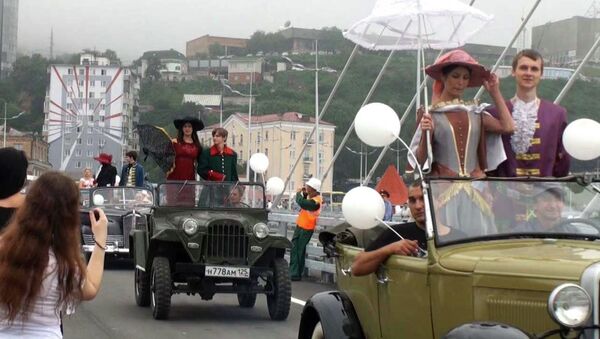 Парад ретроавтомобилей и велопробег: открытие мостов во Владивостоке