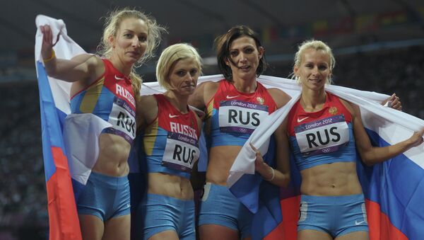 Российская сборная, завоевавшая серебряную медаль после финиша эстафеты 4 х 400 м