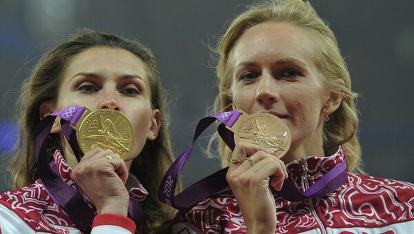 Россиянки Анна Чичерова и Светлана Школина, завоевавшие золотую и бронзовую медали в прыжках в высоту. Архив