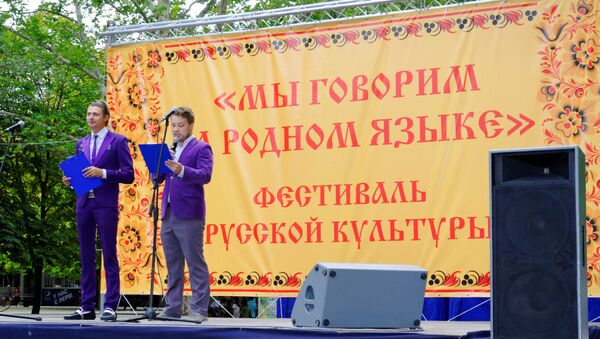 Николаевцы поддержали Закон о русском языке песнями у самовара