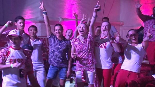 Спортсмены сборной России танцуют в клубе перед закрытием Олимпиады