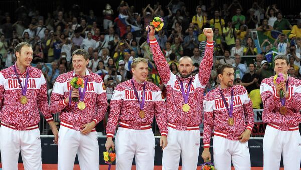 Игроки сборной России завоевавшие золотые медали в мужском волейбольном турнире XXX летних Олимпийских игр в Лондоне
