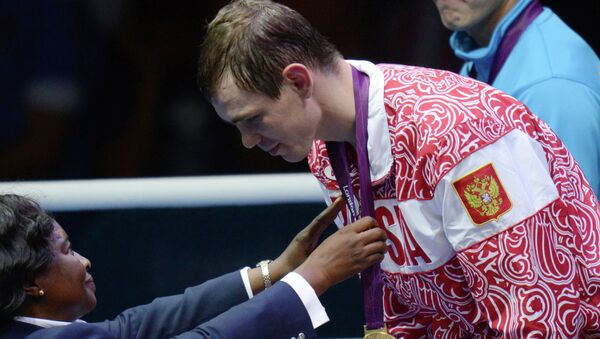 Российский боксер Егор Мехонцев, завоевавший золотую медаль на соревнованиях по боксу