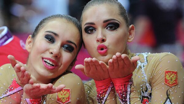 Российские гимнастки Алина Макаренко и Каролина Севастьянова радуются завоеванным золотым медалям