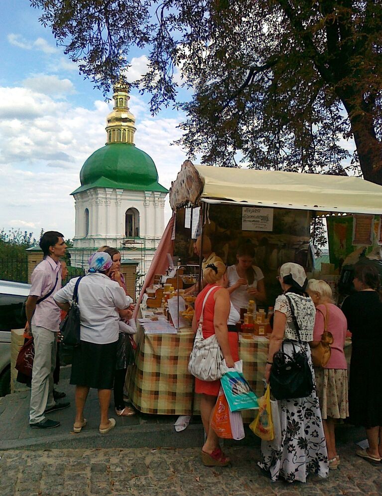 Торговый ряд выставки меда Медовый спас в Киеве