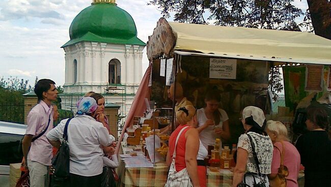 Торговый ряд выставки меда Медовый спас в Киеве